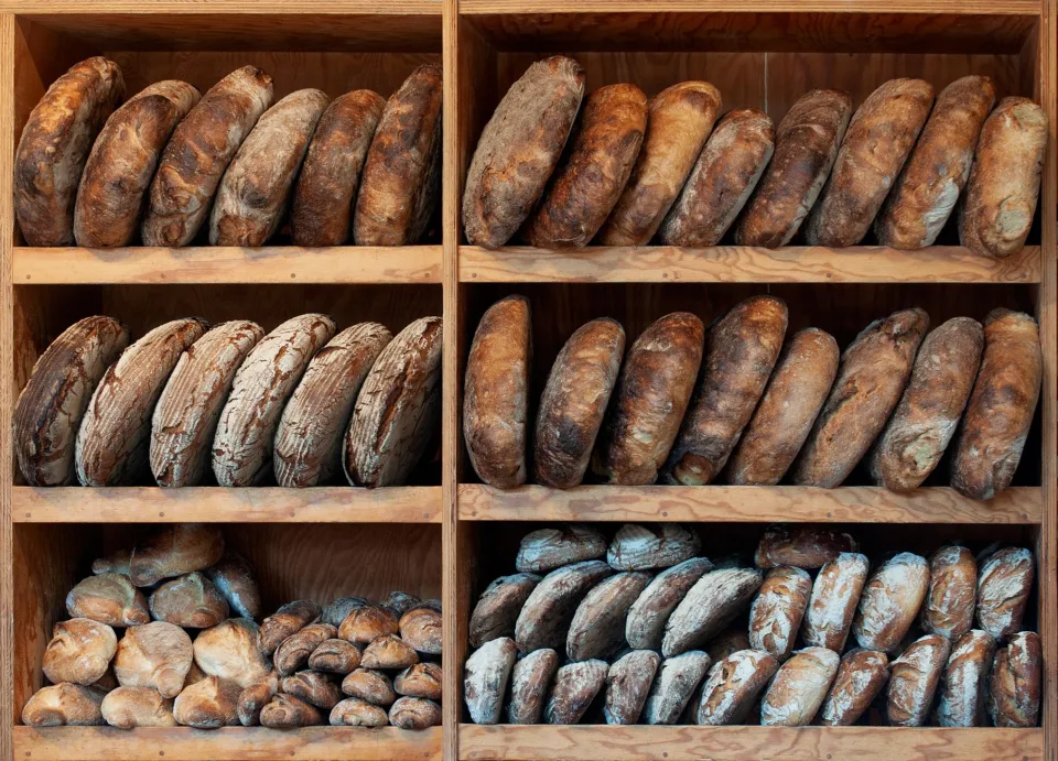 Bánh mì trước khi nướng — đã ủ đủ, khía mặt